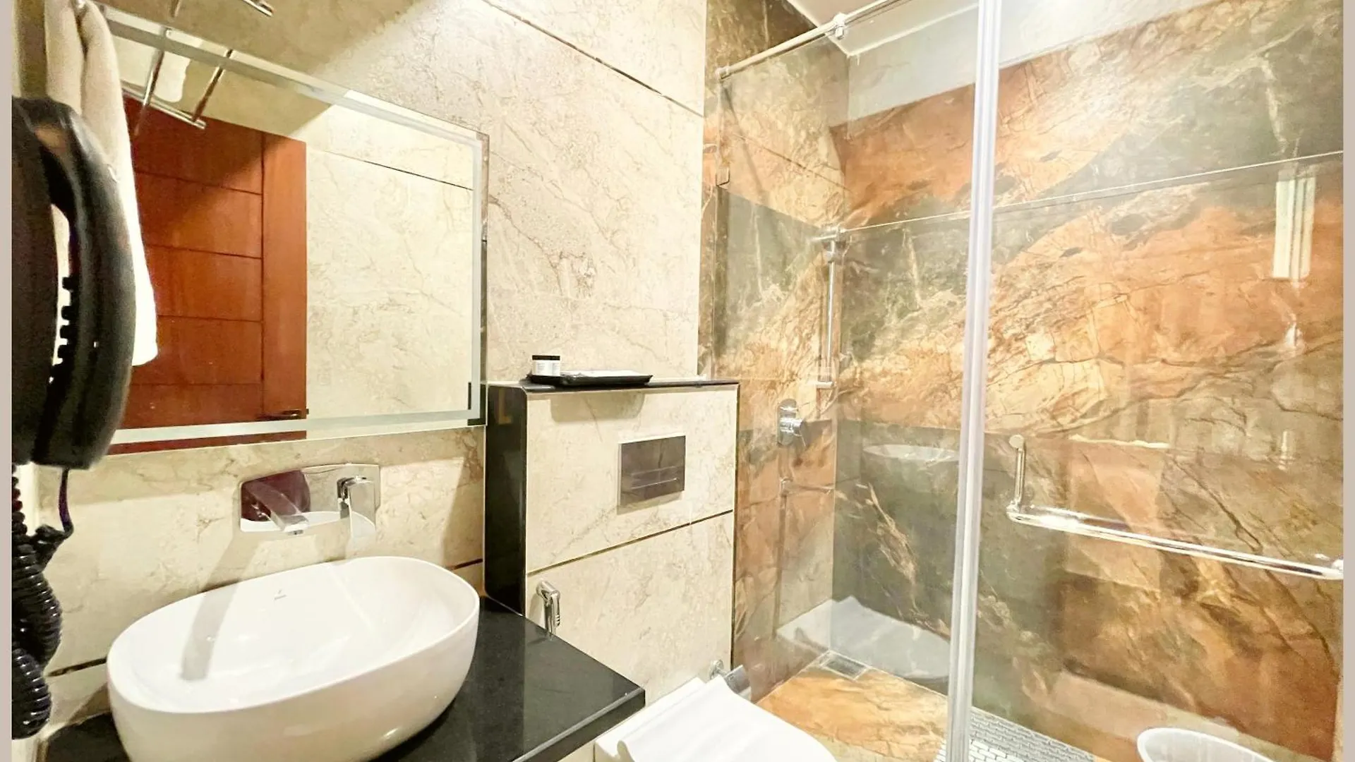 Hotel Mantavya Premium Near Kashi Vishwanath Temple - Lift And Parking Facilities - Air Conditioning Room - Top Rated Four Star Hotel Varanasi 4*,