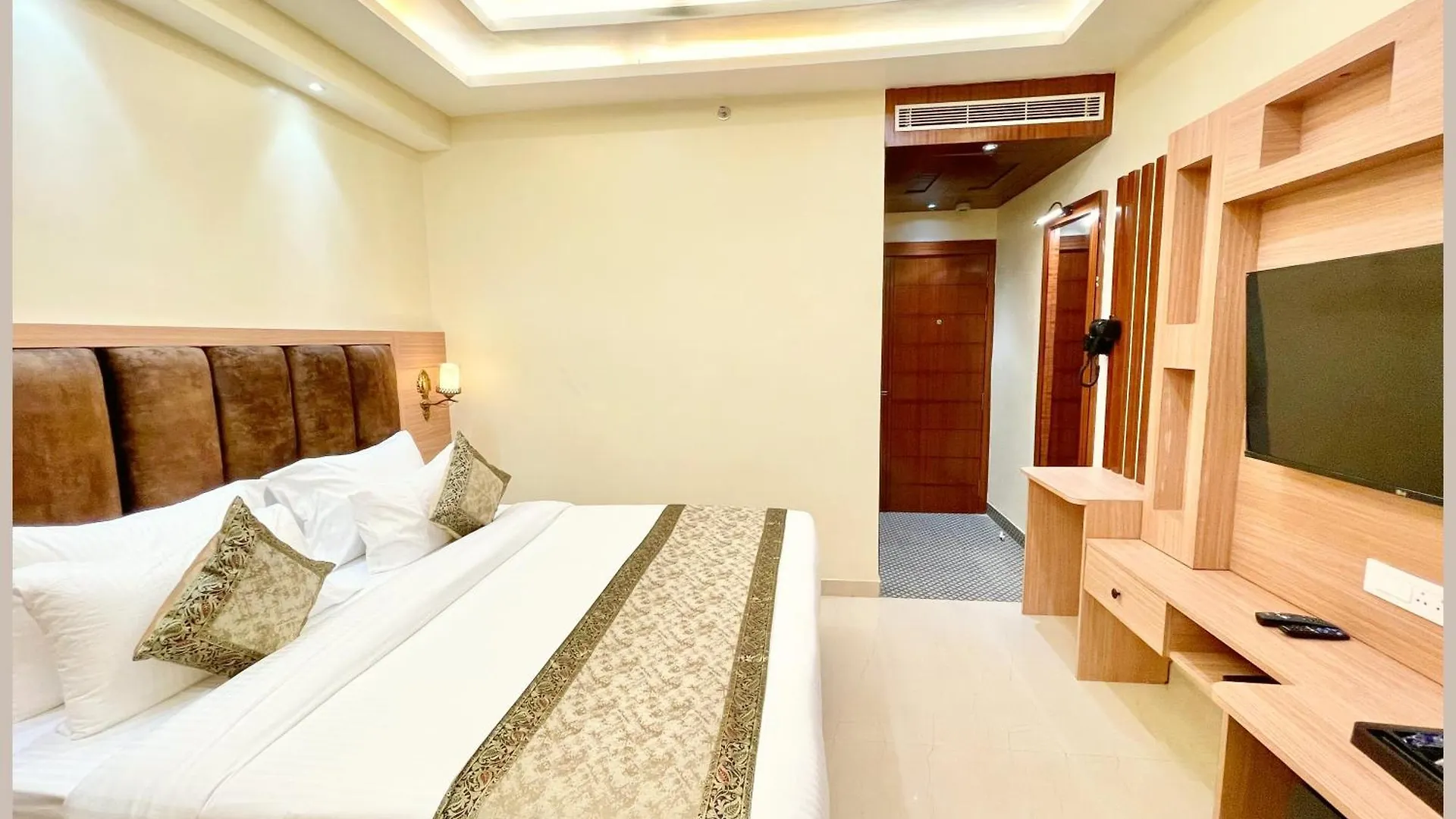 ****  Hotel Mantavya Premium Near Kashi Vishwanath Temple - Lift And Parking Facilities - Air Conditioning Room - Top Rated Four Star Hotel Varanasi India