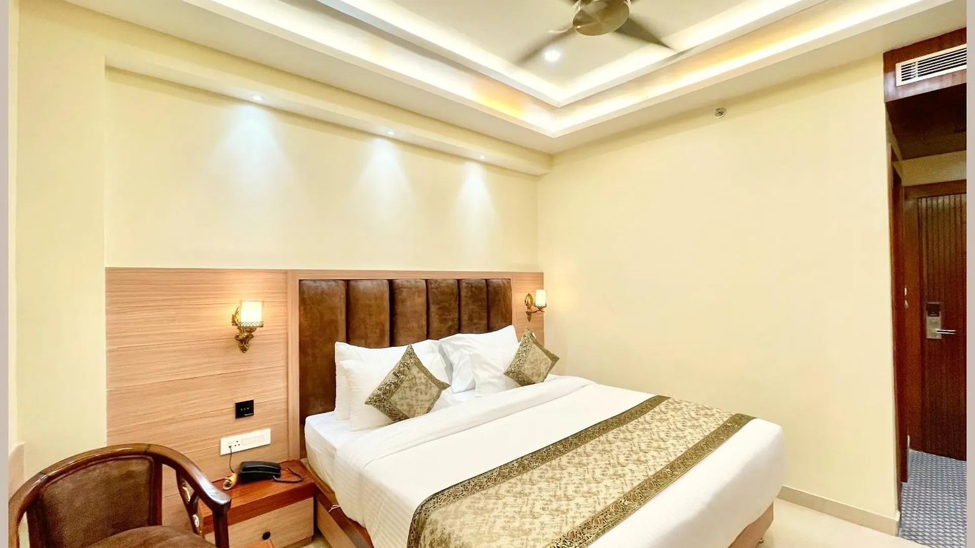 Hotel Mantavya Premium Near Kashi Vishwanath Temple - Lift And Parking Facilities - Air Conditioning Room - Top Rated Four Star Hotel Varanasi Hindistan